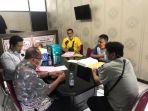 terpidana-kasus-korupsi-di-kemenag-sulsel-hm-rapi-menyerahkan-diri-di-kejari-makassar.jpg