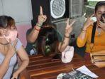 tiga-cewek-penjaga-cafe-desa-peganden-kecamatan-manyar.jpg