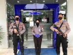 tiga-personel-polres-sinjai-sedang-berjaga-di-pintu-salah-satu-bank-di-sinjai.jpg