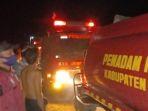 tiga-unit-mobil-pemadam-kbakaran-diturunkan-ke-lokasi-kebakaran-di-desa-arpal.jpg
