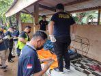 tim-dokpol-evakuasi-sesosok-mayat-pria-ditemukan-di-pos-ronda-pasar-tello-l.jpg