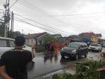 tim-gabungan-saat-mengevakuasi-pohon-tumbang-di-kelurahan-lonrae.jpg