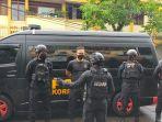 tim-gegana-brimob-polda-sulsel-telah-membawa-paket-mencurigakan-di-jl-sungai-pereman-i.jpg