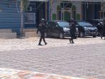 tim-gegana-brimob-sulbar-sterilkan-lokasi-kunjungan-wakil-ketua-dpr-ri-di-majene.jpg