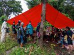 tim-gugus-tugas-enrekang-bersama-warga-sedang-mempersiapkan-pemakaman.jpg