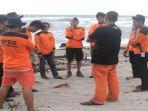 tim-sar-pinrang-memantau-pantai.jpg