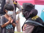 tim-trauma-healing-sdm-polda-sulbar-dan-ssdm-polri-hibur-anak-anak-korban-gempa-sulbar.jpg