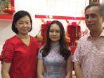 tokoh-tionghoa-bulukumba-chris-thamrin-kanan-beserta-istri-kiri-dan-anaknya-tengah.jpg