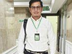 tommy-kurniawan-pakai-kalung-eucalyptus.jpg
