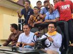 tomy-satria-yulianto-mengenakan-shal-kuning.jpg