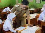 tomy-satria-yulianto-saat-meninjau-pelaksanaan-ujian-sekolah-sebelum-pandemi-covid-19.jpg