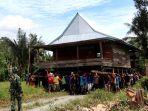 tradisi-bergotong-royong-memindahkan-rumah.jpg