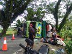 truk-pemuat-mesin-pemanen-padi-terbalik-di-kabupaten-luwu-utara.jpg