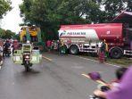 truk-tangkis-bbm-pertamina-dan-mini-bus-phanter-di-desa-paku.jpg