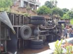 truk-terbalik_20160222_110020.jpg