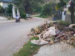 tumpukan-sampah-di-depan-rumah-warga-simbuang-mamuju.jpg