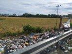 tumpukan-sampah-di-lokasi-yang-berada-tepat-di-perbatasan-desa-nipa-nipa-2.jpg