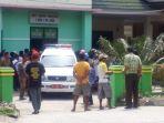 udg-puskesmas-sendana-i-tampak-warga-berkerumun.jpg