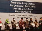 uin-alauddin-makassar-menerima-penghargaan-dari-menteri-agama.jpg