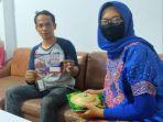 undangan-deklarasi-diantarkan-perempuan-berbaju-adat-ke-sekertaris-dpw-perindo.jpg