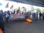 unjuk-rasa-di-bawah-flyover-jl-urip-sumoharjo.jpg