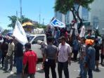 unjuk-rasa-di-depan-balaikota-makassar_20160407_211104.jpg
