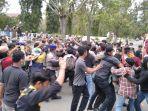 unjuk-rasa-sejumlah-mahasiswa-menuntut-plt-direktur-rsud-polewali-mandar.jpg