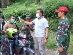 unsur-tripika-kecamatan-tinggimoncong-memeriksa-warga-yang-melintas-menyikapi-virus-corona.jpg