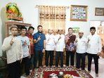 ustaz-abdul-somad-menjamu-sahabat-di-rumah.jpg