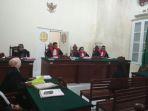 utusan-itu-dibacakan-oleh-majelis-hakim-pengad.jpg