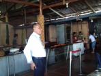 victor-mampir-di-warung_20160218_121931.jpg<pf>mampir-di-warung-makan-barru_20160218_122511.jpg