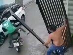video-driver-ojol-nyaris-ketiban-pagar.jpg