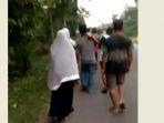 video-jenazah-ditandu-warga-di-kabupaten-majene-sulawesi-barat-sulbar-viral-di-media-sosial-2.jpg