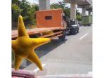 video-viral-derek-liar-di-tol-jatiwaringin-merajalela-disebut-minta-upah-rp-15-juta.jpg