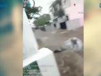 video-viral-pengendara-terseret-banjir-bersama-motornya.jpg