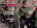 viral-kisah-ojol-bantu-lipat-boks-saat-menunggu-pesana.jpg