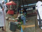 viral-mendadak-muncul-manusia-misterius-berpakaian-putih-memegang-tongkat.jpg