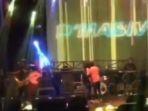 viral-video-detik-detik-rian-dmasiv-didorong-rayyi-sang-bassist-saat-manggung.jpg