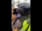 viral-video-polisi-digeruduk-massa.jpg