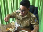 wabup-bulukumba-andi-edy-manaf-sedang-menyantap-makanan-warpas.jpg