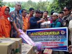 wabup-luwu-amru-saher-menyerahkan-bantuan-di-posko-dua_20180906_110443.jpg