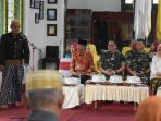 wabup-luwu-utara-muh-thahar-rum-kedua-dari-kiri_20181025_150108.jpg