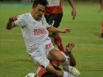 wahyudi-saat-ditekel-di-kotak-penalti.jpg