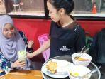 waiter-warunk-upnormal-makassar.jpg