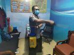 wakapolres-pelabuhan-makassar-kompol-nurgraha-pamungkas-saat-melakukan-penyemprotan-disinfektan.jpg