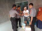 wakapolres-selayar-kompol-syamsuddin-p-memberikan-bantuan-sembako.jpg