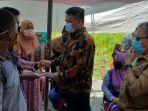 wakil-bupati-luwu-syukur-bijak-menyerahkan-secara-simbolis-sertifikat-hak-milik-atas-tanah.jpg