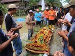 wakil-bupati-luwu-timur-irwan-bachri-syam-ikut-membawa-jenazah-korban-banjir.jpg