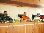 wakil-bupati-luwu-timur-irwan-bachri-syam-pada-rapat-evaluasi-covid-19-v.jpg
