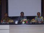 wakil-bupati-wajo-amran-tengah-saat-melakukan-rapat-koordinasi.jpg